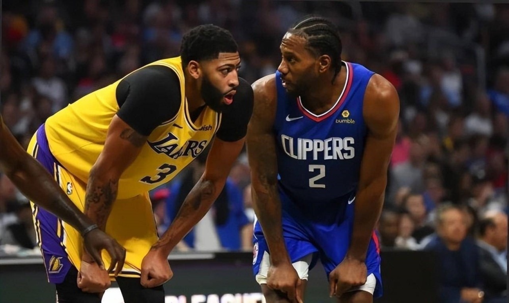 我看28年NBA一直到现在，我可以告诉你，马克杰克逊只让库里第一个赛季打3场替补，然后就一直是主力，第三年受伤了，首发只打20多场，短暂复出之后有3场打第六人，为了保护库里