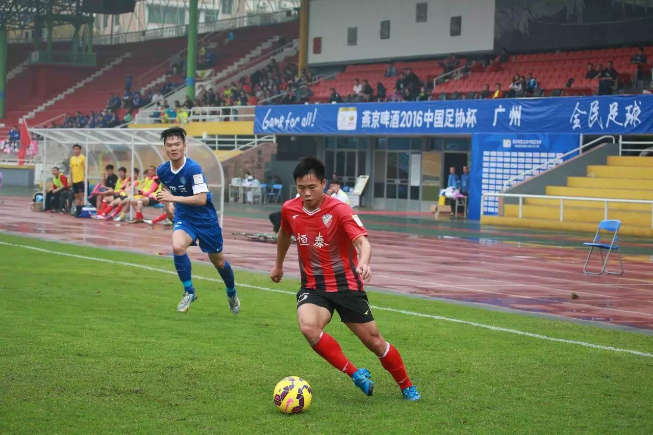 为什么棒球场上的外野看台通常被称为外野怪兽